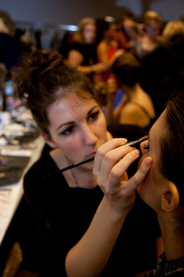Marlies Tamara bei der Arbeit als Make-up Artist backstage