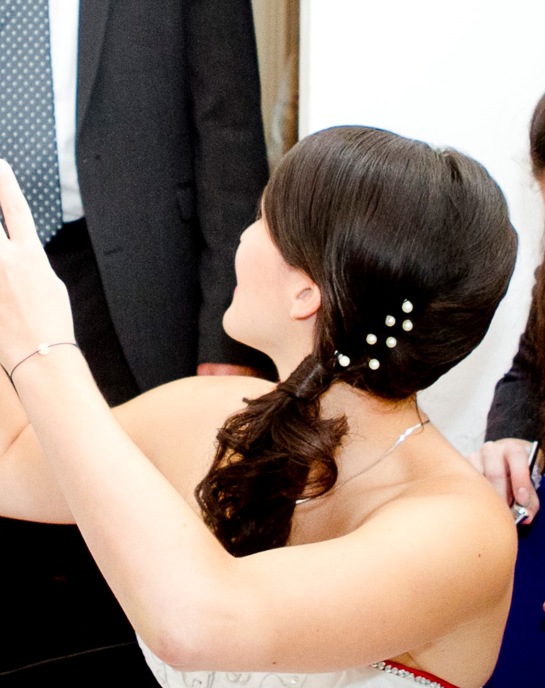 Brautfrisur mit Perlen-Haarschmuck