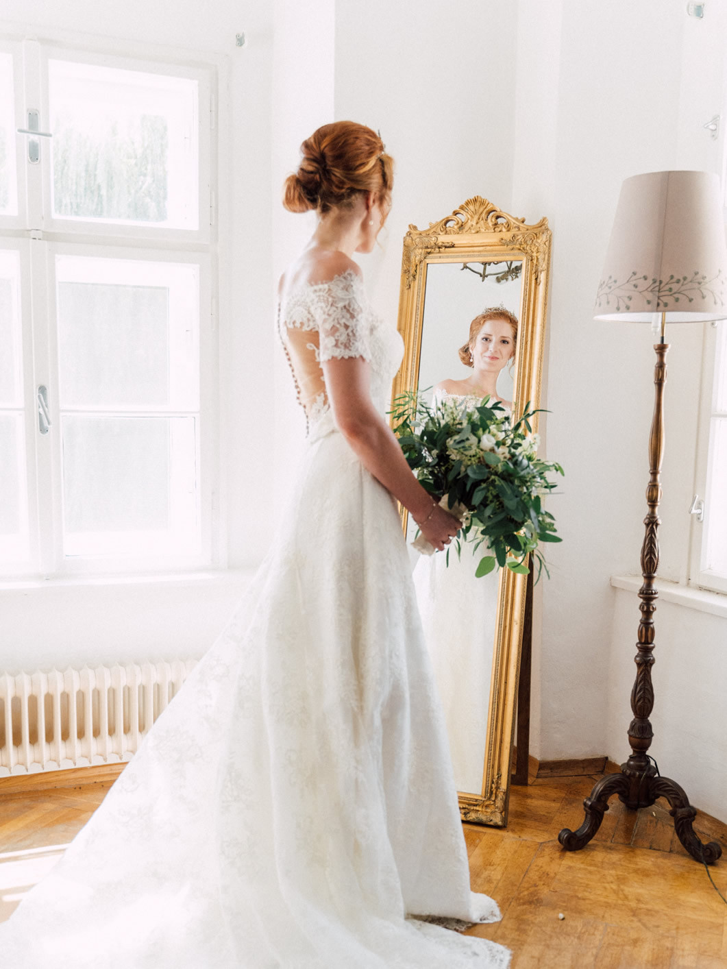 Braut mit Blumenstrauß und natürlichem Braut-Make-up