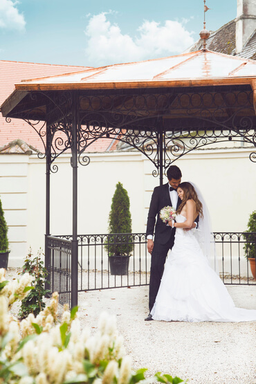Brautpaar bei der Hochzeit mit natürlichem Braut-Make-up